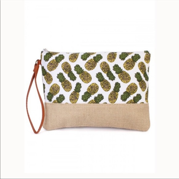 Handbags - ❤️5/$13 Pineapple cosmetic bag